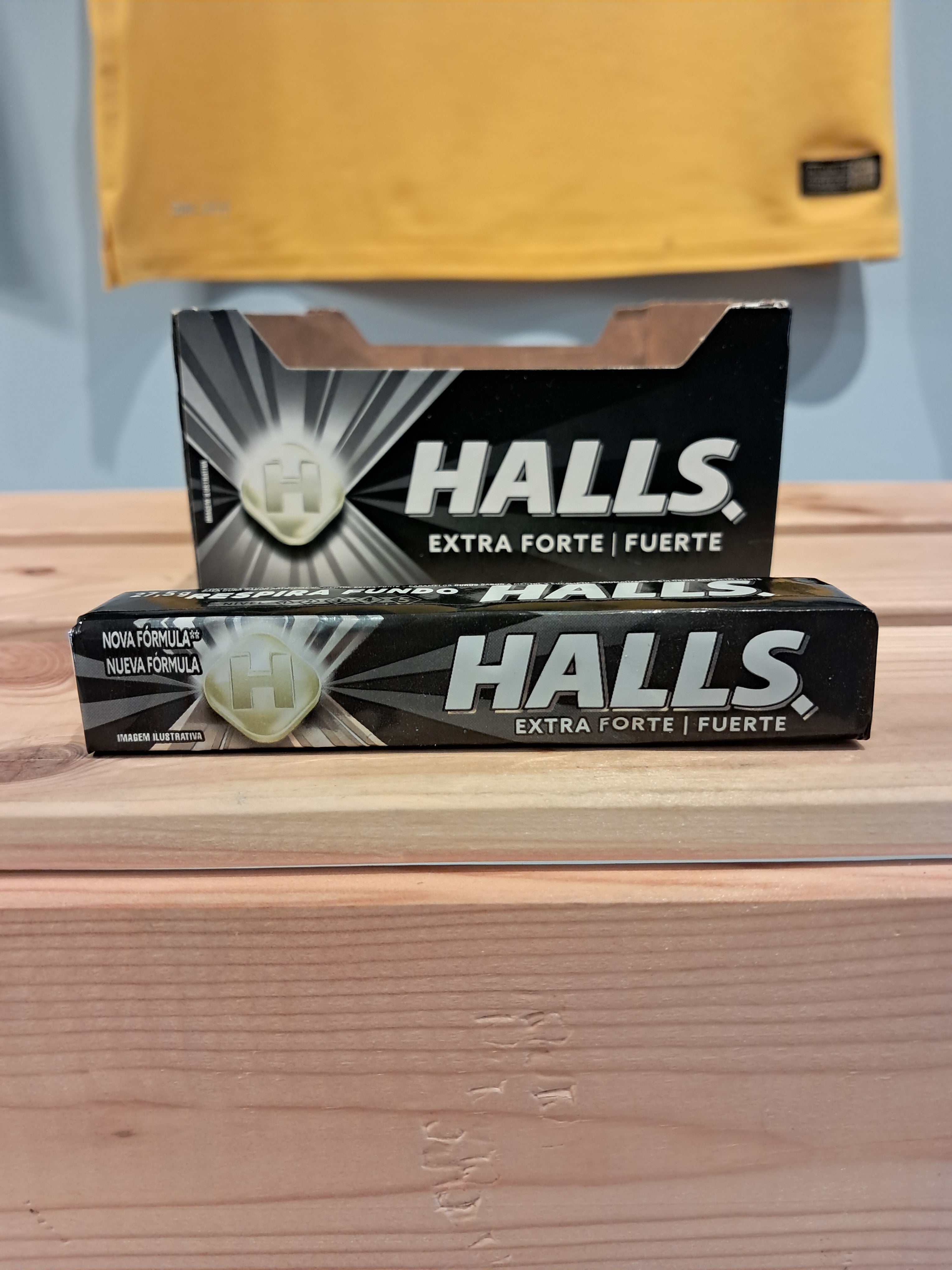 HALLS caramelle Nero - ( Bala extra forte ) - HALLS - 28g